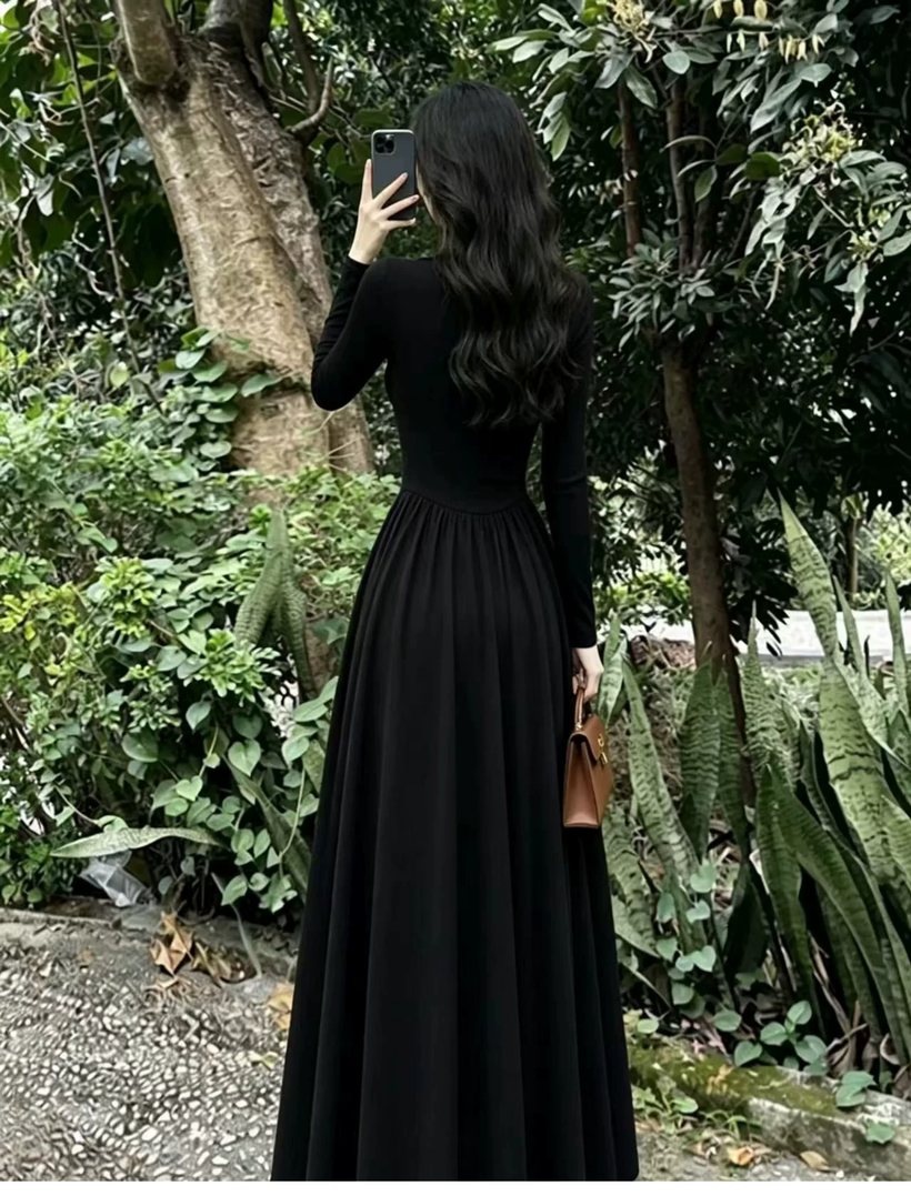 Hepburn-Style Black Long-Sleeve Dress