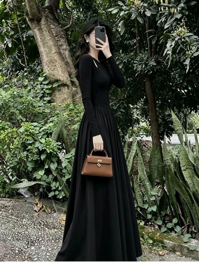 Hepburn-Style Black Long-Sleeve Dress